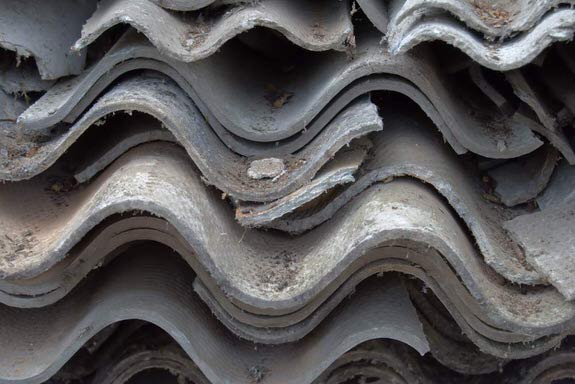 Asbesthaltige Baustoffe in Asbestsäcken staubdicht verpackt